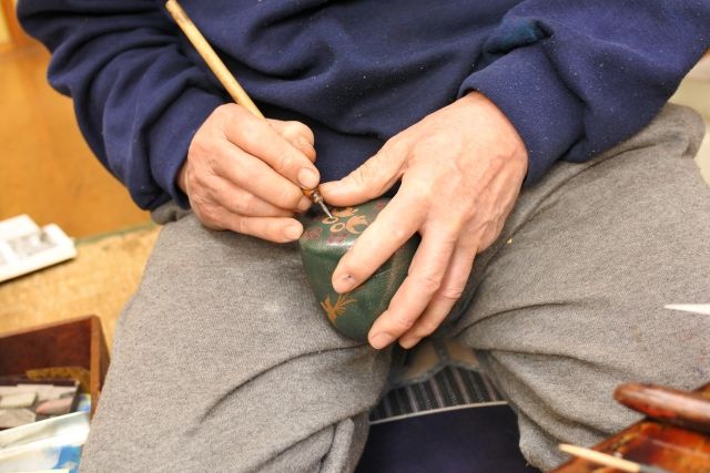 山中漆器を作る職人 